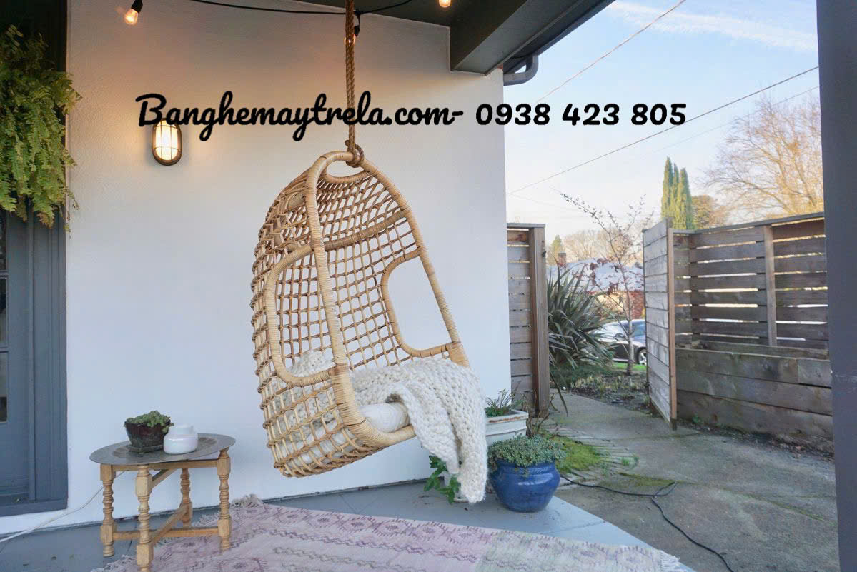 Xích đu mây trong nhà đan caro